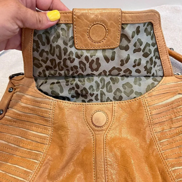 Perlina Womens Brown Leather Shoulder Handbag Zip Pockets Striped Side Design - Picture 8 of 14